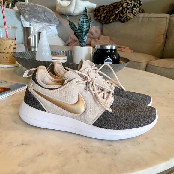 Nike Shoes - Women’s Nike size 7 tennis shoes